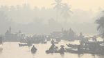 Potret Warga Kalimantan Selatan Beraktivitas di Tengah Kabut Asap