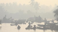 Kabut asap nampak menyelimuti kawasan pasar terapung yang berada di Desa Lok Baintan, Kabupaten Banjar, Kalimantan Selatan.