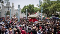 Gunungan ludes dalam waktu sekitar 10 menit. Sementara satu pasang gunungan lainnya dibawa kembali ke halaman keraton dan diperebutkan di sana. Gunungan diperebutkan karena dianggap sebagai berkah.