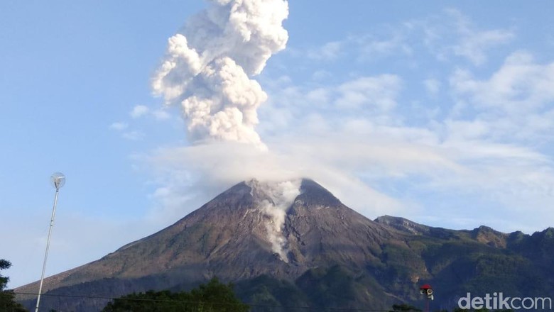 Luncuran Awan Panas Pagi Hari Kagetkan Warga Lereng Merapi Luncuran Awan Panas Pagi Hari Kagetkan Warga Lereng Merapi