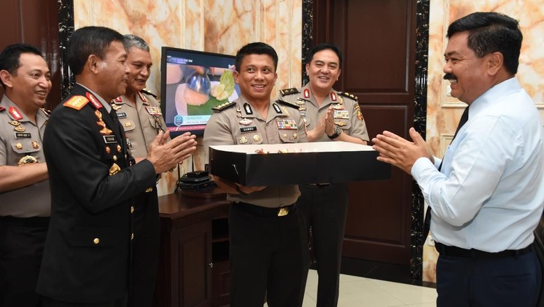 Cerita tentang Kejutan Kapolri di Ultah Panglima TNI Ke-56 Cerita tentang Kejutan Kapolri di Ultah Panglima TNI Ke-56