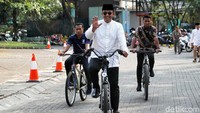 Pantauan detikcom di lokasi, Sabtu (9/11/2019), Anies tiba lebih dulu, yakni pukul 15.30 WIB. Anies terlihat tiba menggunakan sepeda.