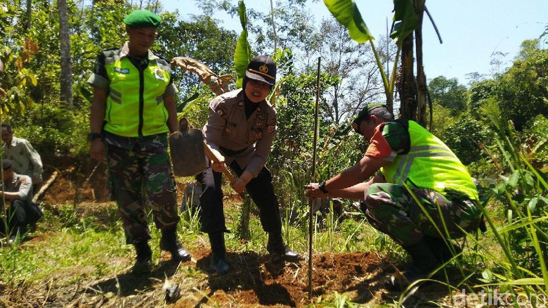 Atasi Krisis Air, TNI-Polri Tanam 8.000 Pohon di Gunung Sawal Ciamis Atasi Krisis Air, TNI-Polri Tanam 8.000 Pohon di Gunung Sawal Ciamis