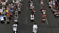 Suasana Kota Surabaya nampak meriah. Ribuan orang berjajar di sisi kanan dan kiri jalanan kota untuk menyambut arak-arakan Parade Juang dalam Peringatan Hari Pahlawan yang jatuh setiap tanggal 10 November, Surabaya, Jawa Timur, Sabtu (9/11/2019).