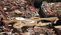 Metropol Parasol. Bangunan kayu ini terletak di La Encarnacion square, Spanyol. Memiliki tinggi sekitar 26 meter, bangunan ini diklaim sebagai struktur kayu terbesar di dunia. Awalnya Metropol Parasol hanyalah sebagai tempat parkir selama bertahun-tahun. Namun kini menjadi bangunan yang megah dan dapat menarik banyak pengunjung. Istimewa/Dok. architecturaldigest.