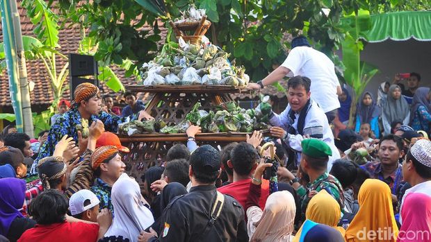 Meriahnya Berebut Berkah dari Festival Ampyang Maulid di Kudus