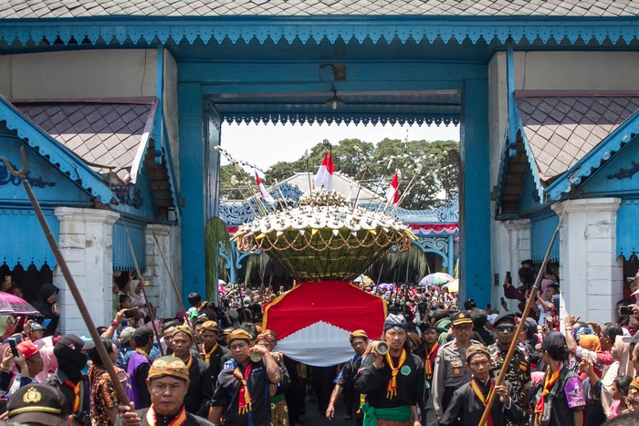 Keraton Kasunanan Surakarta Hadiningrat di Solo gelar perayaan Grebeg Sekaten 2019. Warga pun antusias berebut gunungan yang berisi makanan di kirab tersebut.