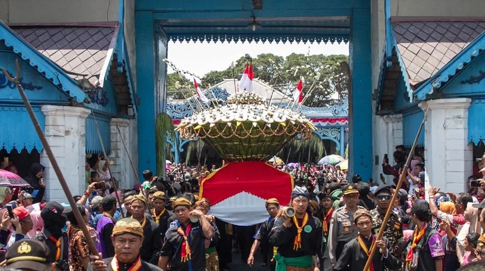 Keraton Kasunanan Surakarta Hadiningrat di Solo gelar perayaan Grebeg Sekaten 2019. Warga pun antusias berebut gunungan yang berisi makanan di kirab tersebut.