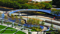 BP Pedestrian Bridge - Amerika Serikat (AS). BP Pedestrian Bridge ini terletak di kota Chicago, negara bagian Illinois, AS. Jembatan rancangan Frank Gehry ini menghubungkan Taman Maggie Daley Chicago dengan Millennium Park. Istimewa/Dok. Architectural Digest.
