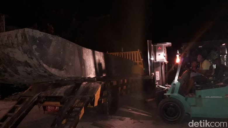 Perahu Baja Kedua Berhasil Diangkat, Langsung Dibawa ke Kantor Disparbud Perahu Baja Kedua Berhasil Diangkat, Langsung Dibawa ke Kantor Disparbud