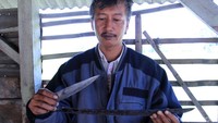 Enen menambahkan, harga cangkul yang ia buat lebih mahal dibandingkan yang dijual di toko. Meski demikian, soal kualitas ia bisa berlomba dengan cangkul hasil pabrikan.
