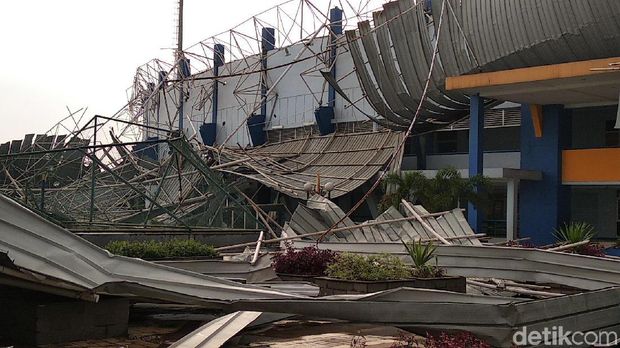 Atap Stadion Bola di SOR Arcamanik Ambruk Diterjang Hujan Angin
