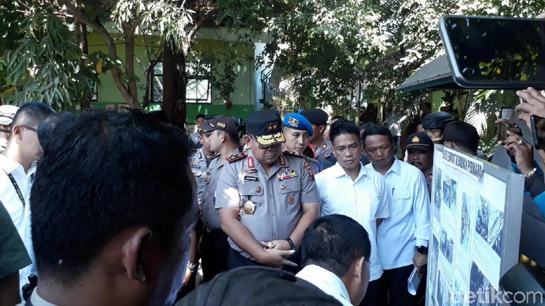 Kapolda Jatim Cek SDN Gentong yang Ambruk dan Melayat ke Rumah Korban Kapolda Jatim Cek SDN Gentong yang Ambruk dan Melayat ke Rumah Korban