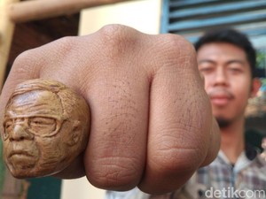 Pria di Cirebon Sulap Limbah Kayu Jadi Cincin Jokowi dan Gus Dur