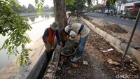 Para pekerja tersebut juga mengerjakan pembangunan trotoar di Jalan Chairil Anwar, Kota Bekasi, sejak pagi hari.