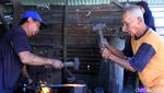 Pandai Besi Majalaya Bertahan dari Gempuran Produk Impor