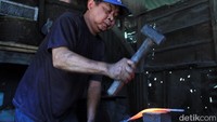 Alat pertanian yang diproduksi Enen dan anaknya tergantung permintaan pelanggan. Menurutnya, ia tak menyetok alat pertanian yang ia buat. Seperti cangkul, ia sudah tak membuatnya lagi, selain harga produksinya mahal, saat ini di pasaran sudah banyak cangkul yang memiliki harga lebih murah.