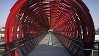 La Roche-sur-Yon Pedestrian Bridge. La Roche-sur-Yon adalah sebuah kota kecil di Prancis. La Roche-sur-Yon Pedestrian Bridge ini dibangun di atas rel kereta TGV, yang menghubungkan lingkungan baru dengan kota bersejarah. Istimewa/Dok. Architectural Digest