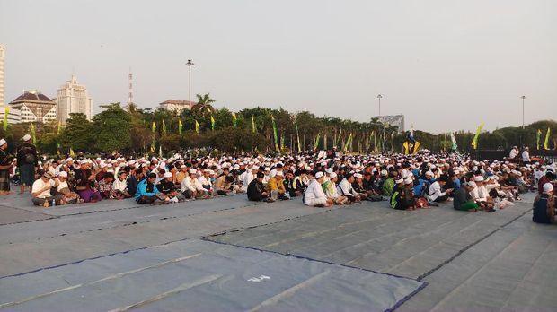 Warga mulai berdatangan ke Monas menghadiri acara Maulid Nabi Muhammad SAW.