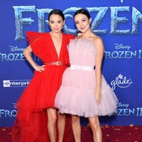 YouTuber Veronica dan Vanessa Merrel yang dikenal sebagai Merrel Twins tampil kompak dengan dress tulle yang feminin.  Foto: Getty Images