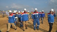 Menteri ESDM, Arifin Tasrif beserta rombongan, Jumat (8/11), meninjau North Processing Unit (NPU) Pertamina Hulu Mahakam (PHM) fasilitas produksi di wilayah paling utara dari Blok Mahakam. Istimewa/Dok. Kementerian ESDM.
