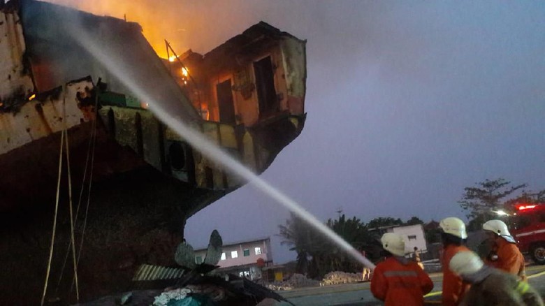 Kapal Kargo di Marunda Jakut Terbakar, 7 Unit Mobil Damkar Dikerahkan Kapal Kargo di Marunda Jakut Terbakar, 7 Unit Mobil Damkar Dikerahkan