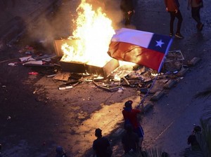 Demonstran Chile Bakar Gedung Universitas dan Menjarah Gereja