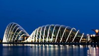 Gardens by the Bay. Struktur bangunan yang dirancang oleh Wilkinson Eyre ini memiliki iklim bangunan kering dan lembab. Sehingga bangunan yang terletak di Singapura ini sering dilakukan untuk berbagai atraksi seperti padang bunga dan hutan gunung yang berkabut. Istimewa/Dok. architecturaldigest.