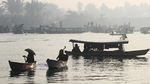 Potret Warga Kalimantan Selatan Beraktivitas di Tengah Kabut Asap