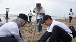 Bukti Nyata Peduli Lingkungan Bersihkan Pantai