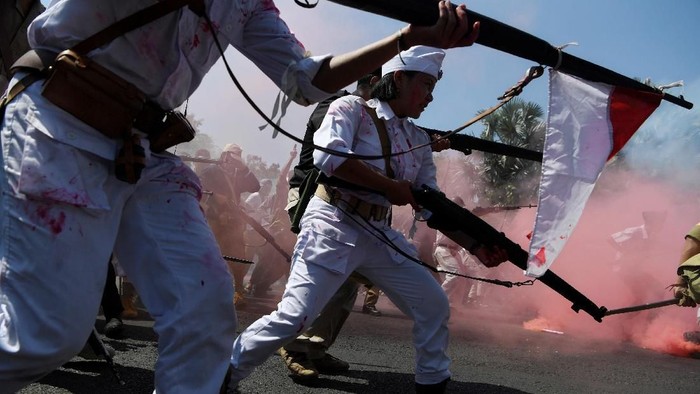 Pemkot Surabaya kembali gelar Parade Juang jelang peringatan Hari Pahlawan. Aksi teatrikal perjuangan mempertahankan kemerdekaan turut ditampilkan di acara itu.