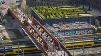 The Paleisbrug - Belanda. The Paleisbrug adalah salah satu JPO di kota Hertogenbosch, Belanda. The Paleisbrug adalah jembatan yang menghubungkan pusat kota bersejarah s-Hertogenbosch dan daerah yang baru dikembangkan di Paleiskwartier. Istimewa/Dok. Architectural Digest