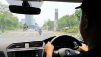 Saat memegang lingkar setir, kesan sporty begitu terasa. Sebab setir VW Tiguan Allspace sudah mengusung model flat bottom steering. Selain itu, material kulit yang terdapat di setir juga membuat cengkeraman tangan menjadi lebih nyaman. Foto: Luthfi Anshori