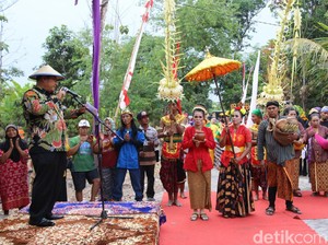 Promosikan Wisata Kampung Bambu, Desa Seketi Sidoarjo Gelar Pawai Budaya