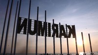 Salah satu kawasan yang dapat didatangi untuk menyaksikan momen matahari terbit di Kabupaten Karimun, Kepulauan Riau, adalah Coastal Area Karimun.