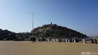 Jabal Rahmah diyakini jadi lokasi pertemuan Nabi Adam dan Siti Hawa setelah berpisah ratusan tahun. (Kanavino Ahmad Rizqo/detikcom)