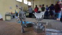 Mereka yang membuat kerajinan timah memang menimba ilmu dulu Bangka Belitung (Foto: Ahmad Masaul Khoiri/detikcom)
