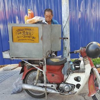 Sebatang Kara, Kakek 80 Tahun Ini Jual Sandwich untuk Cari Uang