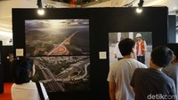 Pameran foto ini bertajuk Mambangun Indonesia.