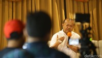 Ditemui terpisah saat Rio sudah meninggalkan lokasi, Ahmad Ali tampak juga ditemani elite NasDem lain yaitu Zulfan Lindan. Zulfan mempertanyakan kapasitas Rio berbicara soal NasDem. Dia menegaskan Rio bukan lagi kader NasDem pasca-terjerat kasus korupsi.