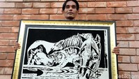 Saharudin menyebut, awal mula menjalankan usahanya ini semua dilakukan secara manual. Sehingga, untuk menciptakan satu buah lukisan membutuhkan waktu yang lama. Pada saat semua produksi dikerjakan secara manual maka dibutuhkan ketelitian super.
