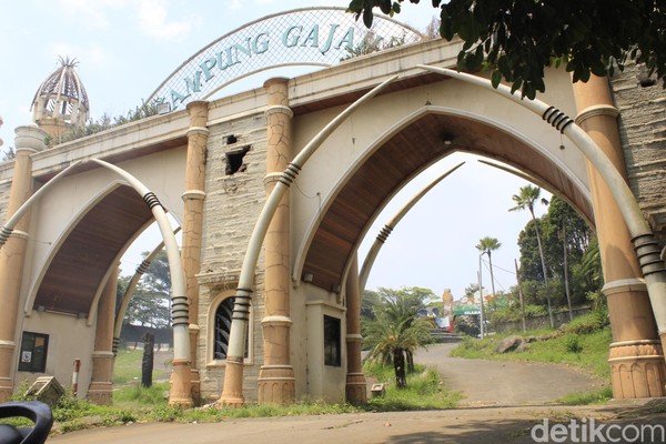 Sejak dinyatakan pailit pada Desember 2017 karena suatu hal, area wisata seluas 60 hektar ini resmi ditutup pada Mei 2018 (Yudha Maulana/detikcom) Sejak dinyatakan pailit pada Desember 2017 karena suatu hal, area wisata seluas 60 hektar ini resmi ditutup pada Mei 2018 (Yudha Maulana/detikcom)