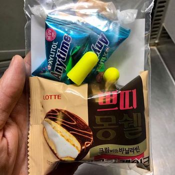 Takut Bayinya Nangis di Pesawat, Keluarga Ini Beri Snack untuk Penumpang Lain