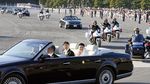 Momen Kaisar Jepang Sapa Warga dari Toyota Century