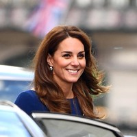 Ini bukan kali pertama Kate memakai anting tersebut. Januari lalu, ibu tiga anak itu pernah menghiasi gayanya dengan anting berharga itu saat berkunjung ke Skotlandia. (Foto: Eamonn M. McCormack/Getty Images)