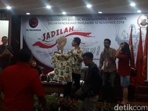 Hadiri Talkshow PDIP, Gibran Tegaskan Maju Pilkada dan Bagikan Kemeja