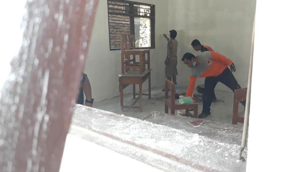 Puluhan Relawan Ngebut Siapkan Kelas Relokasi Siswa SDN Gentong