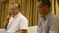 Rio menggelar jumpa pers sendirian di Gado Gado Boplo, Cikini, Jakarta Pusat, Minggu (10/11/2019). Rio awalnya menyebut NasDem sudah menjadi restoran politik dan menyinggung manuver Surya Paloh saat bertemu dengan Presiden PKS Sohibul Iman.
