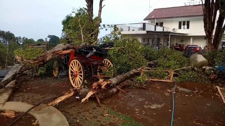 Polisi Selidiki Ambruknya Atap Wisata Pintu Langit yang Lukai 4 Orang Polisi Selidiki Ambruknya Atap Wisata Pintu Langit yang Lukai 4 Orang