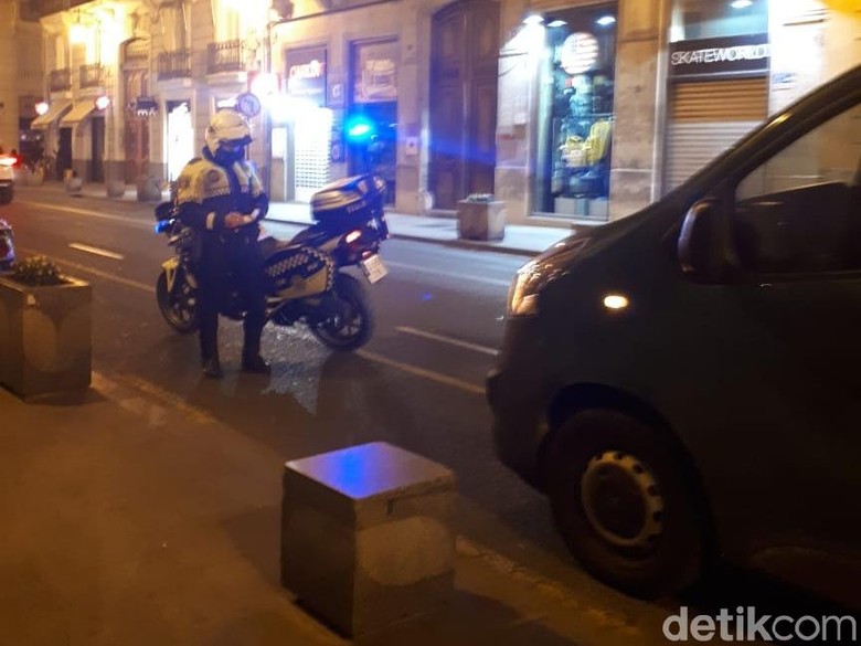 Pengendara di Valencia ditilang. Foto: M Luthfi Andika Pengendara di Valencia ditilang. Foto: M Luthfi Andika